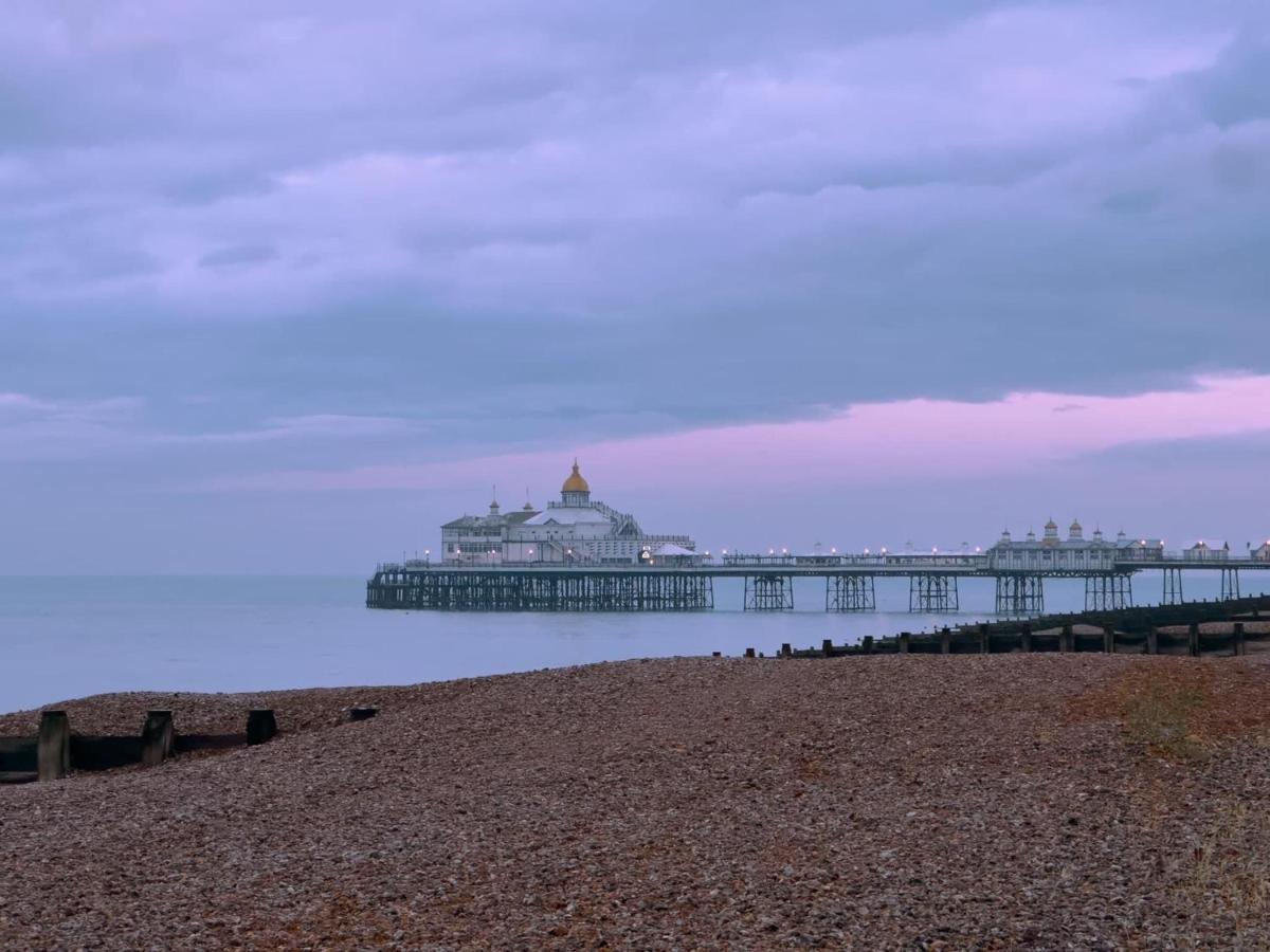 Oyo Marine Parade Hotel, Eastbourne Pier Exterior foto