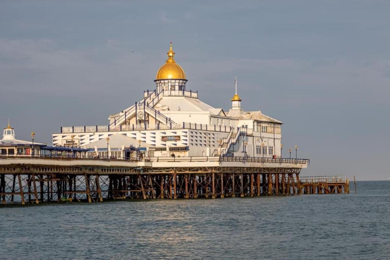 Oyo Marine Parade Hotel, Eastbourne Pier Exterior foto